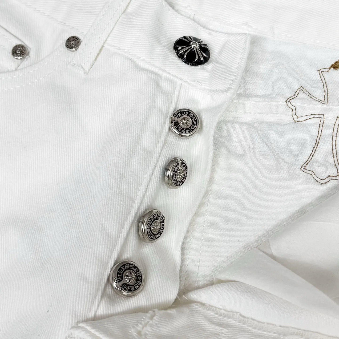 P250 Chrome Hearts & Chrome Hearts high street jeans with leopard pattern and vintage graffiti painting on white background. Chrome Hearts are the most popular pants in color. Made of beaded canvas fabric, heavy washing makes the upper body of the fabric more textured and the pants are tall and straight! The three-dimensional cutting of the whole trousers is a masterpiece! The hardware is customized by zp. The beaded canvas fabric is thick and soft after being washed. It has good breathability. Customized small leather label. Unique design. The details are simple and elegant, and the workmanship is exquisite. The whole trousers are neatly routed and the details are in place! Trendy people have been disappointed. From the quality selection of fabrics, the tailoring of details, and the matching of patterns, everything is impeccable! The upper body is so handsome when worn...it can be easily worn by men, women and children! The craftsmanship is made of heavy-duty washed pure cotton denim fabric. After washing, it is soft and thick and looks very stylish when worn. Color: White Size: 28 30 32 34 (S-XL)